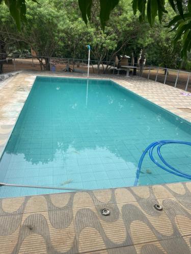 an empty swimming pool with a water fountain at Sítio da amizade in Teresina