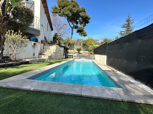 une piscine dans la cour d'une maison dans l'établissement Superbe villa avec piscine, à Toulon