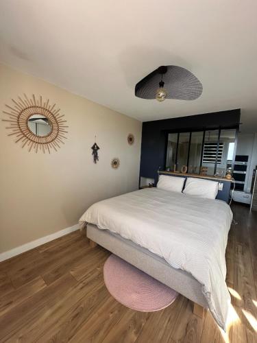 une chambre avec un grand lit et un miroir dans l'établissement Superbe villa avec piscine, à Toulon