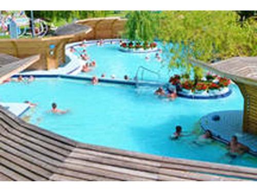 A piscina localizada em Studió Apartman ou nos arredores