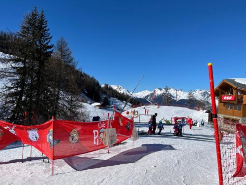 Appartement LA PLAGNE plein sud au pied des pistes, piscine et parking gratuits