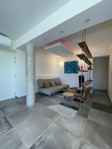 un salon avec un canapé et une table dans l'établissement Sous les pins, à Sanary-sur-Mer