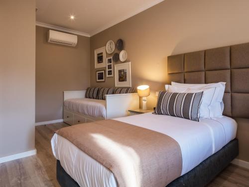 a bedroom with two beds in a room at Vila Garden Guesthouse in Lisbon
