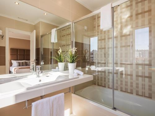 a bathroom with a sink and a mirror at Vila Garden Guesthouse in Lisbon