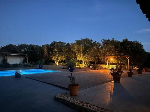 une cour arrière avec une piscine et un gazebo dans l'établissement Casa Canetto, vous y êtes déjà ! 12 personnes, à Bonifacio