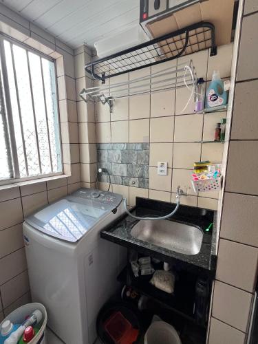 a small bathroom with a sink and a toilet at Apto estratégico COP30 in Belém