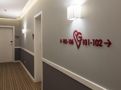 a hallway with a sign on the wall at Vila Garden Guesthouse in Lisbon