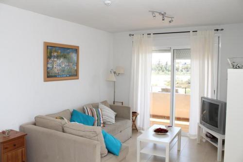 Televisyen dan/atau pusat hiburan di Sea Views Appartment Almerimar 2D