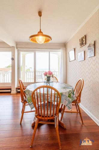 une salle à manger avec une table et des chaises dans l'établissement Grand T2 en 1ère ligne Vue mer sur le Petit Port, à Arcachon