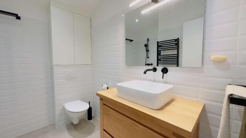 une salle de bain blanche avec un lavabo et des toilettes dans l'établissement Villa de luxe avec piscine pour 12 personnes, à La Couarde-sur-Mer