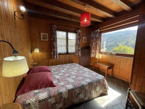 une chambre avec un lit dans une pièce avec une fenêtre dans l'établissement Alpee 4 - Appartement proche pistes de ski, à La Clusaz