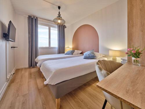una habitación de hotel con dos camas y un sofá en Les Chambres de Troyes - Parking Internet Fibre TV, en Troyes
