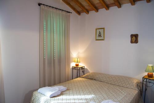 A bed or beds in a room at Agriturismo Torraiolo