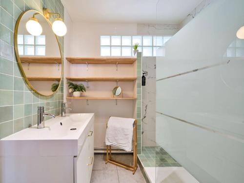 un baño con lavabo y espejo en Les Chambres de Troyes - Parking Internet Fibre TV, en Troyes