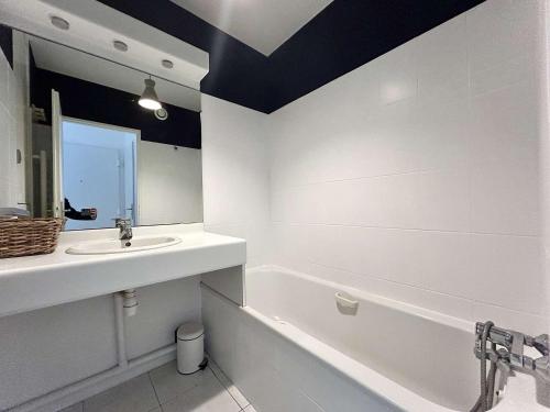 une salle de bain blanche avec un lavabo et une baignoire dans l'établissement Appartement calme avec terrasse à 2 pas de la plage Benoît, 2 pièces, 4 couchages, La Baule - FR-1-245-103, à La Baule