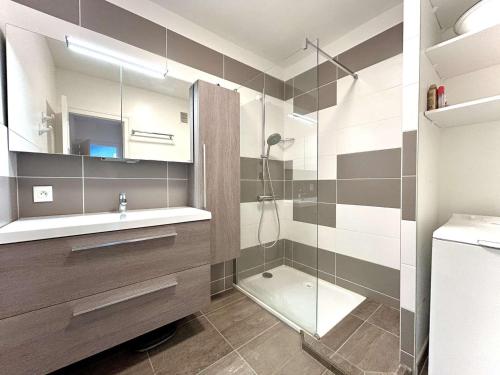 une salle de bain avec une douche, un lavabo et des toilettes dans l'établissement Appartement T3 Face Mer à La Baule avec Terrasse et Parking Privé, 4 Couchages - FR-1-245-97, à La Baule