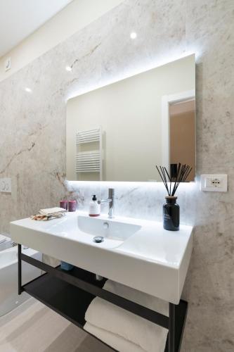 Historic Apartment Borgo Ognissanti, 8 Florence