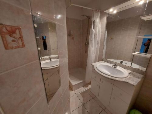 La salle de bains est pourvue de 2 lavabos, d'une douche et de toilettes. dans l'établissement Lumineux 2 pièces à 50m de la plage avec ascenseur, loggia et équipements pour 4 personnes - FR-1-423-242, au Grau-dʼAgde