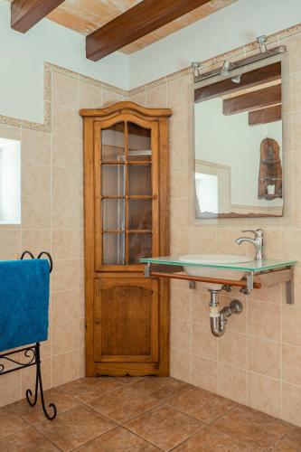 a bathroom with a sink and a mirror at Casa Mariposa Benirras in Sant Miquel de Balansat