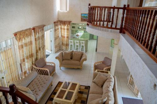 Posezení v ubytování Marzalea 3 bd Villa by ZenBreak