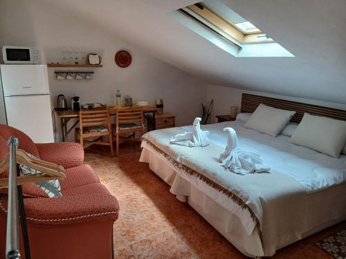 ハエンにあるCorazón De Jaénのベッドルーム1室(白鳥2羽のベッド1台付)