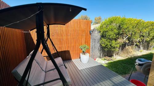 Μπαλκόνι ή βεράντα στο Stylish Small Ocean Homestay Near Deer Park Train Station