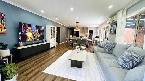 Χώρος καθιστικού στο Stylish Small Ocean Homestay Near Deer Park Train Station
