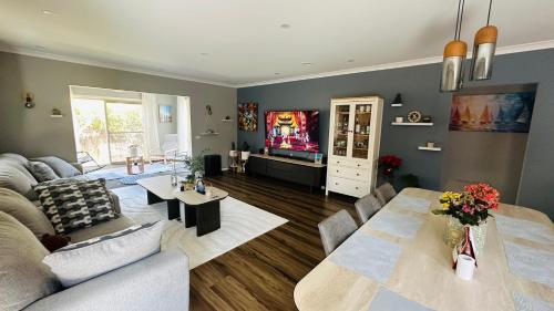 Μια τηλεόραση ή/και κέντρο ψυχαγωγίας στο Stylish Small Ocean Homestay Near Deer Park Train Station