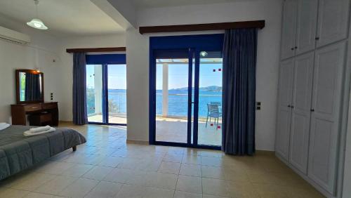 Postel nebo postele na pokoji v ubytování Amarandos Villas