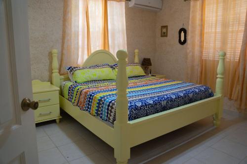 Katil atau katil-katil dalam bilik di Marzalea 2 bd Villa by ZenBreak