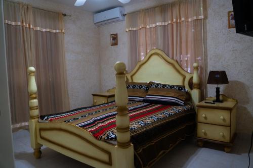 Katil atau katil-katil dalam bilik di Marzalea 2 bd Villa by ZenBreak