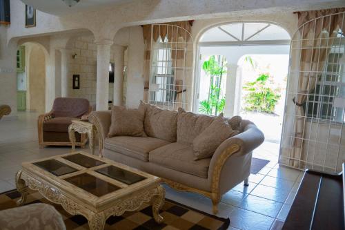 Ruang duduk di Marzalea 2 bd Villa by ZenBreak