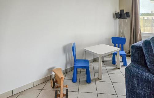 Un lugar para sentarse en 3 Bedroom Nice Home In Desvres