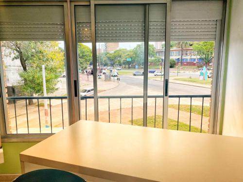 a window in a classroom looking out at a street at apto 1 dormitorio con garaje in Montevideo
