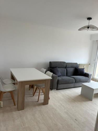 un salon avec un canapé et une table dans l'établissement Studio dernier étage rénové, à Vallauris