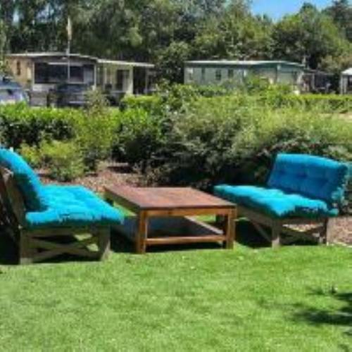 two chairs and a table in a yard at Nomad Laryssiou on camping GT Keiheuvel parcel 371 in Balen