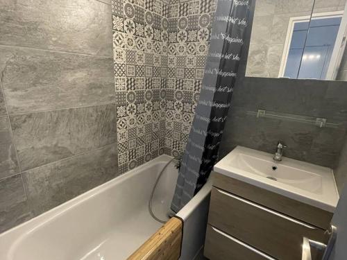 Kúpeľňa v ubytovaní Appartement climatisé avec balcon, piscine et parking au Cap d'Agde - FR-1-723-50