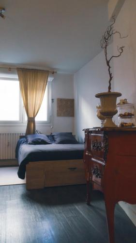 une chambre avec un lit, une commode et une fenêtre dans l'établissement Studio Caen quartier historique, à Caen