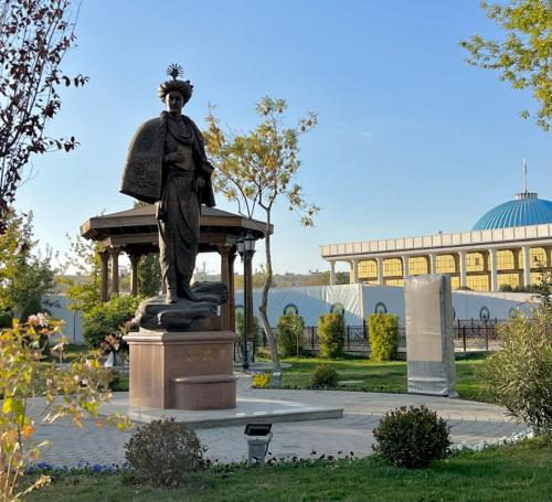 Una statua di un uomo in piedi su un tavolo in un parco di 32 микрорайон 60а a Khujand