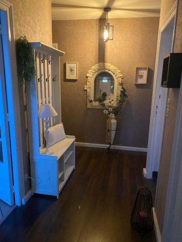 - un couloir avec une commode blanche et un miroir dans l'établissement Villa Buff-ô-T'iu - 3 chambres, à Courgeac