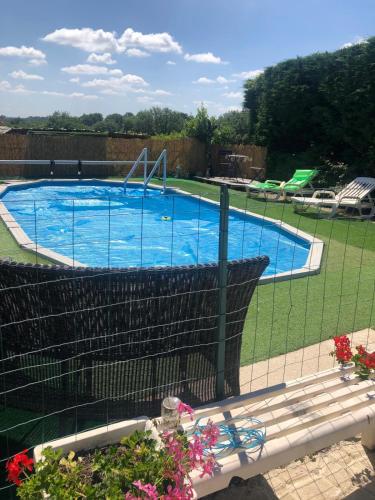 une piscine entourée d'une clôture dans l'établissement Villa Buff-ô-T'iu - 3 chambres, à Courgeac