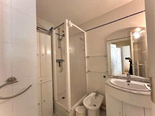une salle de bain avec un lavabo, des toilettes et une douche dans l'établissement Appartement 3 pièces - 5 couchages, idéalement situé près plage, centre La Baule - FR-1-245-213, à La Baule