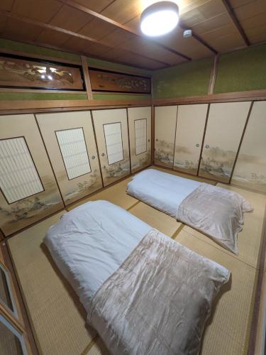 a small room with two beds in it at Villa Hachiman-gai ヴィラ八幡街 in Omihachiman