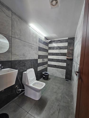 ein Badezimmer mit Toilette und Waschbecken in der Unterkunft MIST RESIDENCY in Kattappana