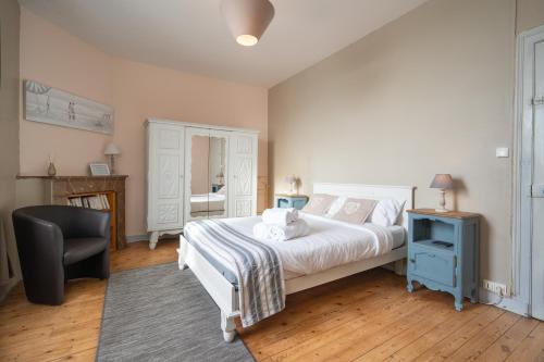 une chambre avec un lit et une chaise dedans dans l'établissement Le Logis du pêcheur, à Ingrandes