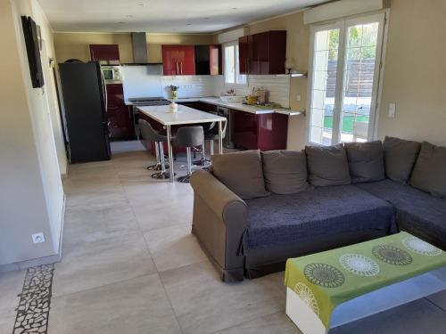 un salon avec un canapé et une cuisine dans l'établissement Villa avec piscine privative, à Solliès-Toucas