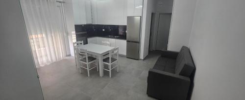 kuchnia ze stołem i lodówką w obiekcie Selite Tirane w Tiranie