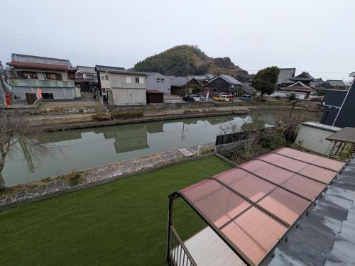 a view of a body of water with houses at Villa Hachiman-bori ヴィラ八幡堀 in Omihachiman