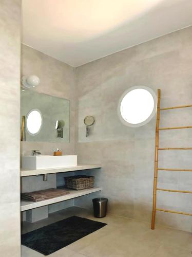 une salle de bain avec un lavabo et deux miroirs dans l'établissement Villa Josida - piscine & luxe à la plage - à 200m!, à La Croix-Valmer