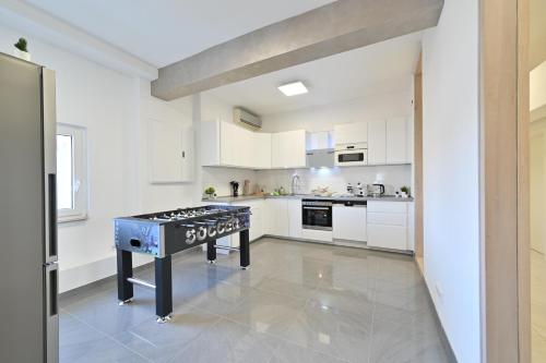 Nhà bếp/bếp nhỏ tại Yello Homes - Luxus Loft für bis zu 7 Personen nähe Airport & Messe, Tischfußball & Whirlpool